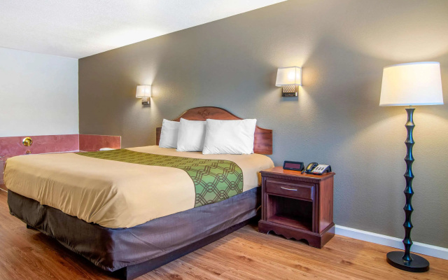 photo 4 of Econo Lodge Inn & Suites near Chickamauga Battlefield