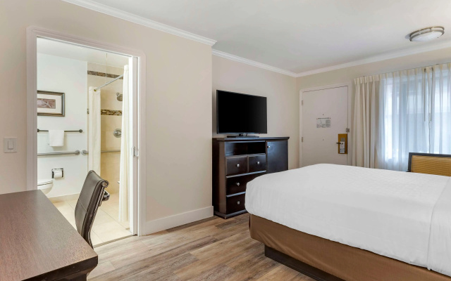 photo 4 of Best Western Carmel's Town House Lodge