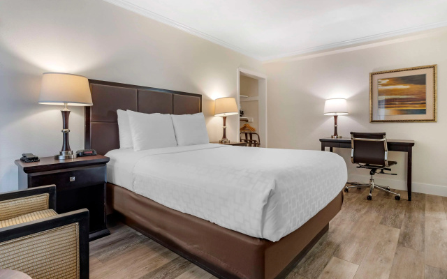 photo 5 of Best Western Carmel's Town House Lodge