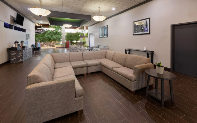 photo 2 of Wyndham Garden Romulus Detroit Metro Airport
