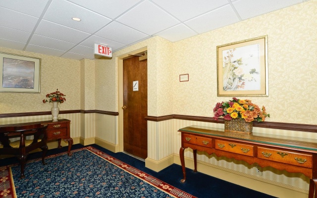 photo 2 of Old Colony Inn Alexandria