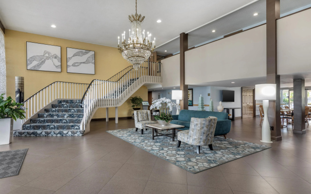 photo 2 of Palm Beach Lakes Hotel