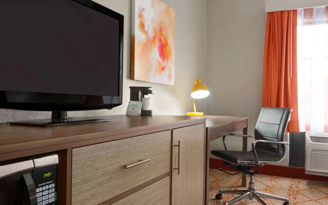photo 4 of La Quinta Inn & Suites by Wyndham Lackawanna