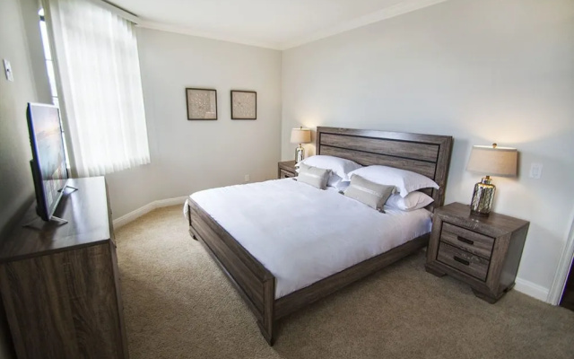photo 2 of Beverly Hills luxury 2 Bed 2 Bath