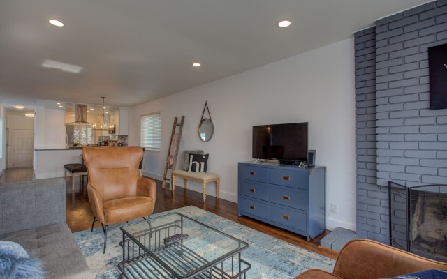 photo 2 of Bird Paradise: Serene Bayview Home in East Alameda 2 Bedrooms 2 Bathro