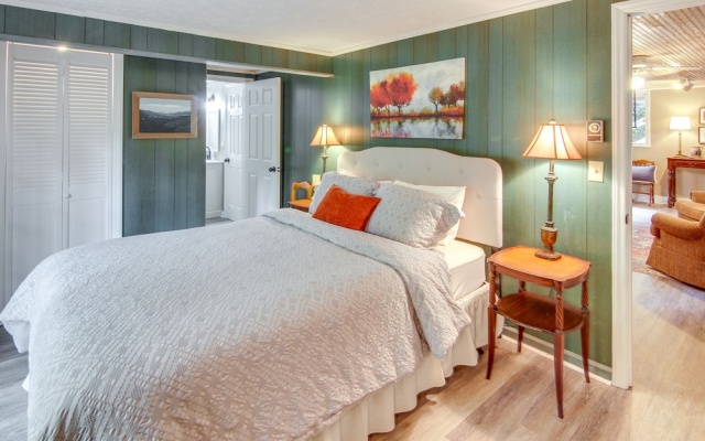 photo 3 of Black Mountain Cabin Apartment ~ 2 Mi to Downtown!