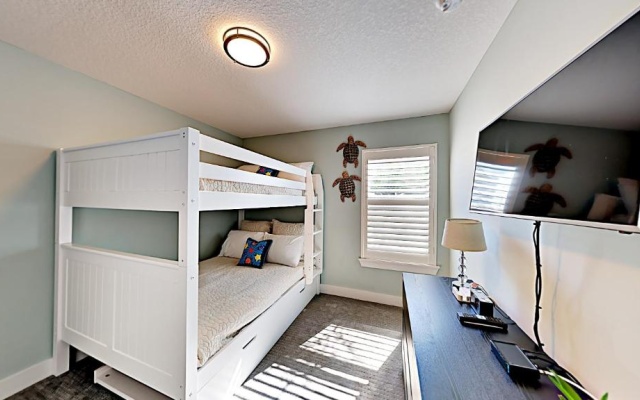 photo 5 of Blue Breeze, 4 Bedrooms, 3 Bathrooms, Sleeps 10, walk to Beach