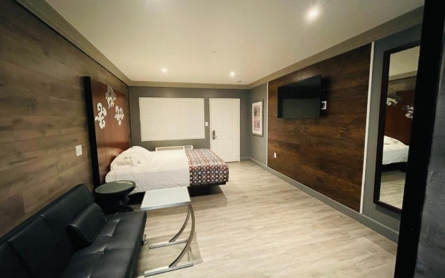 photo 3 of Casa Blanca Inn & Suites