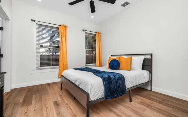 photo 3 of Bold Bright 4BR 3 5full Baths Near Riverwalk Dtown