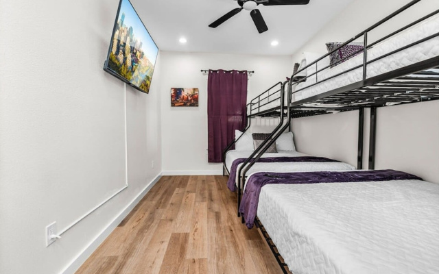 photo 5 of Bold Bright 4BR 3 5full Baths Near Riverwalk Dtown