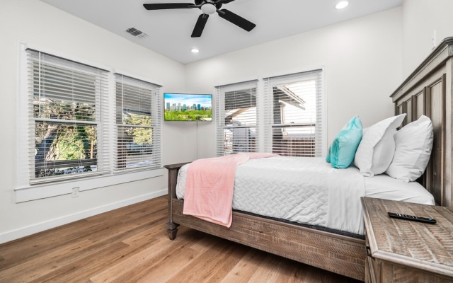 photo 3 of Bold Bright 4br/3.5full Baths Near Riverwalk Dtown