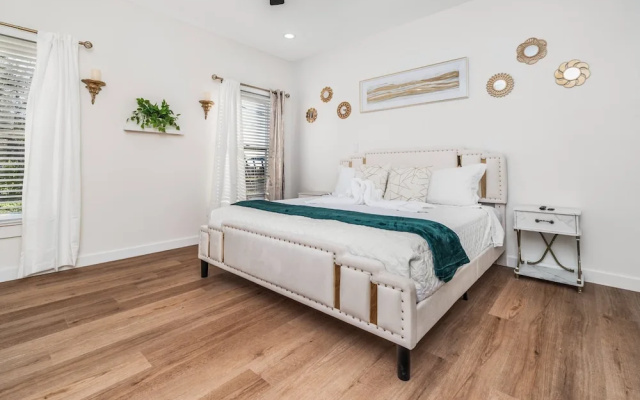 photo 4 of Bold Bright 4br/3.5full Baths Near Riverwalk Dtown