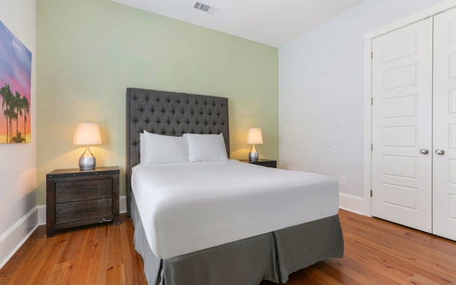 photo 3 of Modern 4 BR Condo with Balcony & Pool - Near FQ