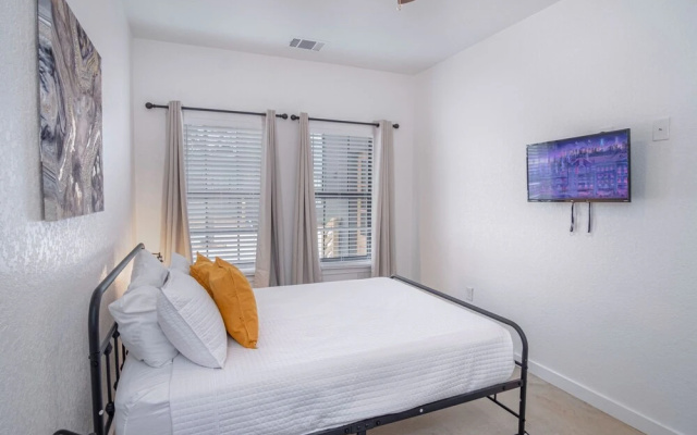 photo 4 of Experience Modern Luxury! 3br/2.5ba Home Near DT