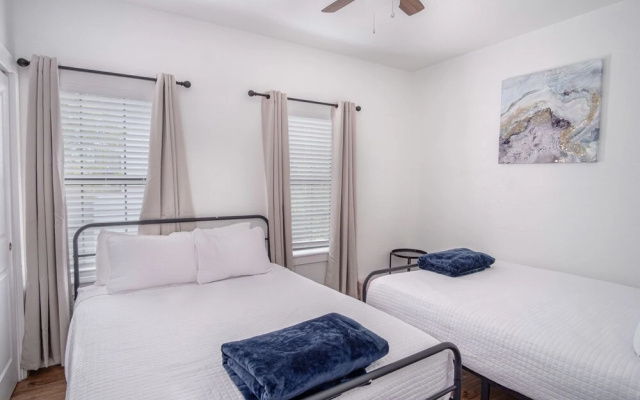 photo 5 of Experience Modern Luxury! 3br/2.5ba Home Near DT