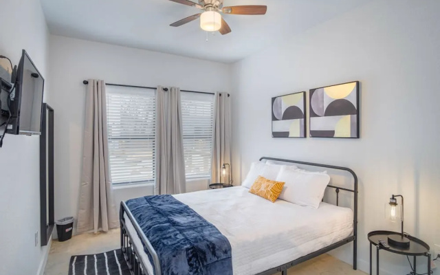 photo 4 of Trendy & Upscale 3br/2.5ba Home Close to Downtown