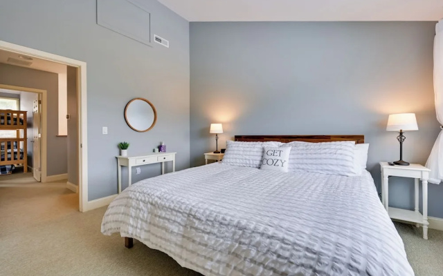 photo 5 of Bright Condo w/ Community Perks: Near Ski Quechee!