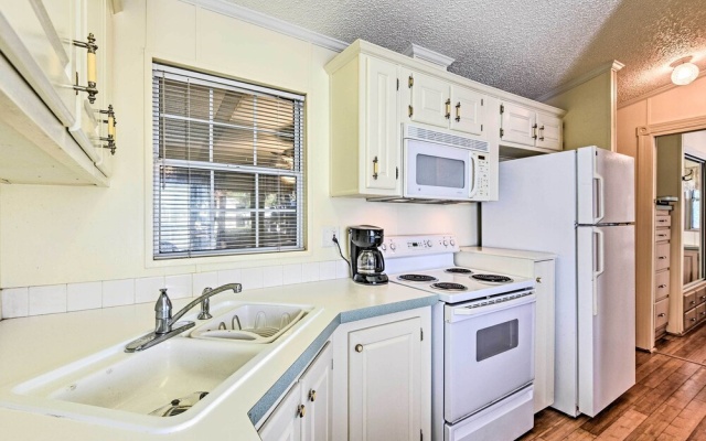 photo 4 of Bright Home: Pool Access & Screened-in Porch!