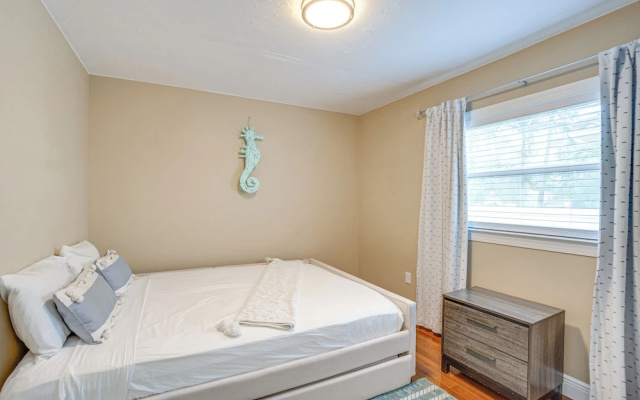 photo 5 of Bright Sarasota Bungalow - 5 Mi to Siesta Beach!