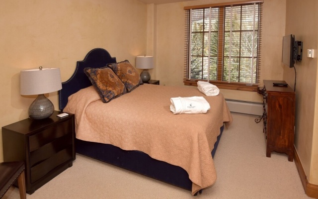photo 3 of Bright Ski In/out 3br 3.5ba 3 Bedroom Condo by RedAwning