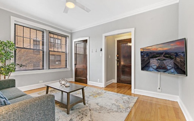 photo 4 of Bright Spacious Apt, Comfy King Bed, 5 Location