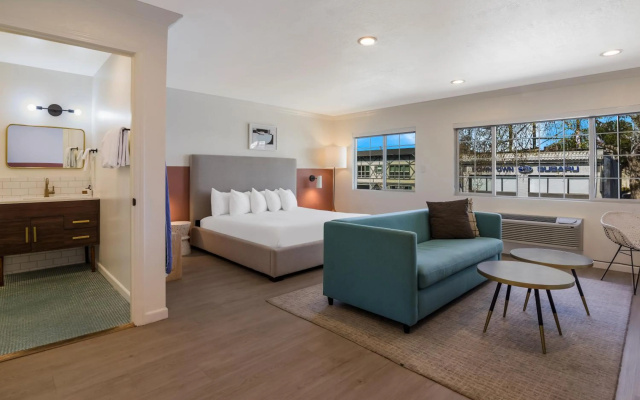photo 4 of Signature Inn Oakland
