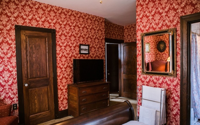 photo 2 of Brownsville Road House Bed Breakfast