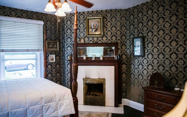 photo 2 of Brownsville Road House Bed & Breakfast