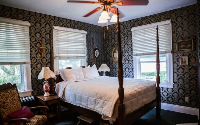 photo 4 of Brownsville Road House Bed & Breakfast