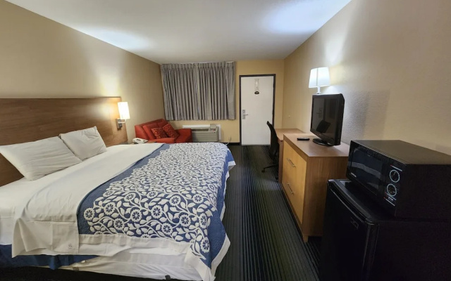 photo 5 of Budget Host Inn