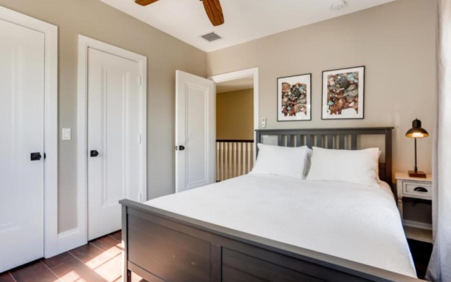 photo 5 of Buttercup 3bd 3ba Sleep 7 on Quiet Street