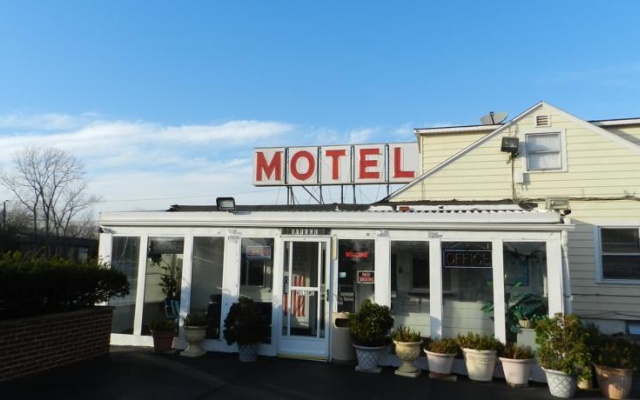 photo 2 of By The Way Motel Lake Bluff