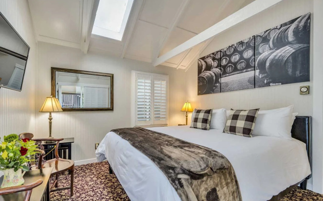 photo 2 of Calistoga Wine Way Inn