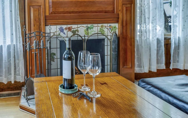 photo 3 of Calistoga Wine Way Inn