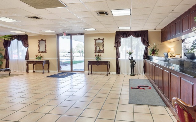 photo 2 of OYO Hotel Baton Rouge - Mead Rd