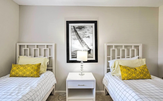 photo 4 of Jupiter Condo w/ Pool Access, Walk to Beach!