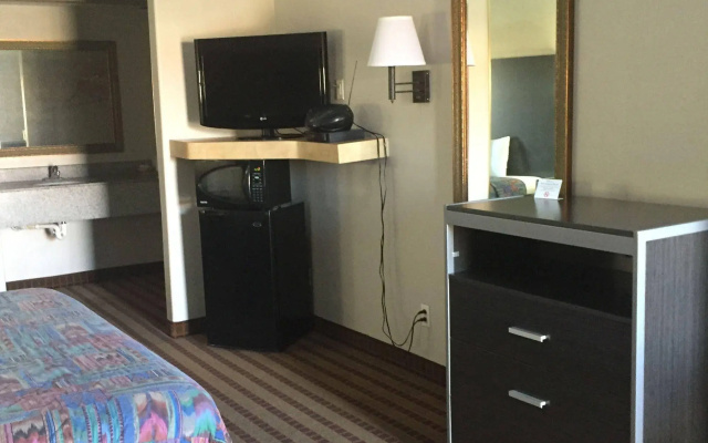 photo 5 of Camelot Inn & Suites Hobby/Gulf Freeway