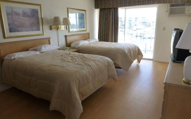 photo 5 of Camelot Waterfront Inn