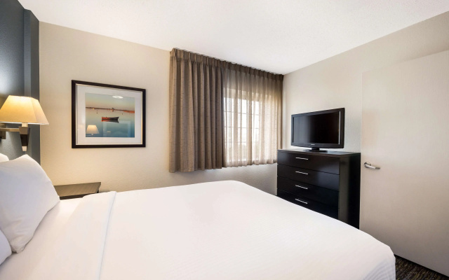 photo 3 of Sonesta Simply Suites Cleveland North Olmsted Airport
