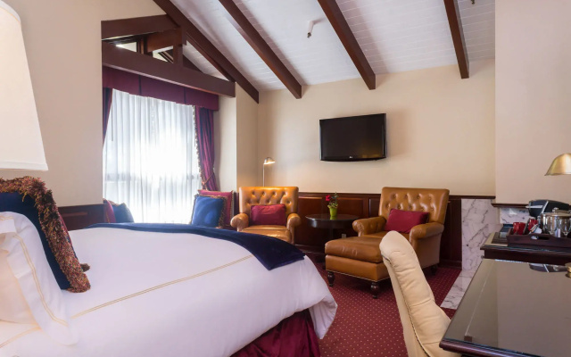 photo 2 of Carriage House Inn