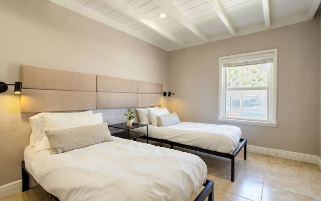 photo 2 of Casa Bermuda by AvantStay Right Across the Street from Fort Lauderdale Beach
