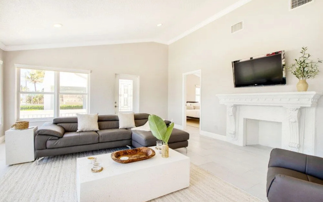photo 3 of Casa Bermuda by AvantStay Right Across the Street from Fort Lauderdale Beach