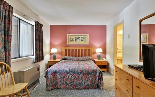 photo 3 of Cedarbrook Queen Suite 109