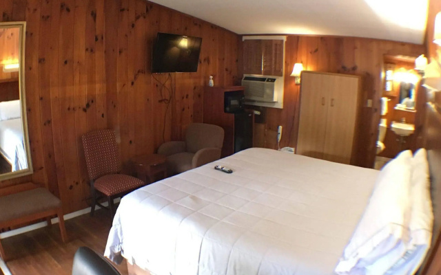 photo 3 of CedarWood Inn