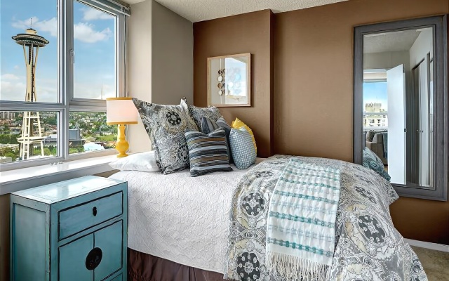 photo 4 of Centennial Tower Bay View Penthouse - Three Bedroom Apartment with Fir