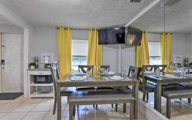 photo 5 of Central Sarasota Home: 8 Mi to Siesta Key!