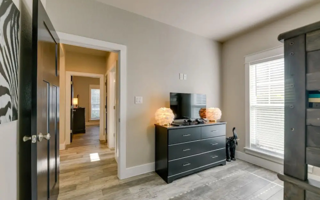 photo 2 of Centrally Located Stunning 3BR 2BA Near Downtown