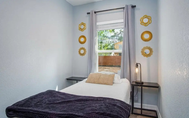 photo 2 of Charming 3br/1ba Close to Vibrant Downtown