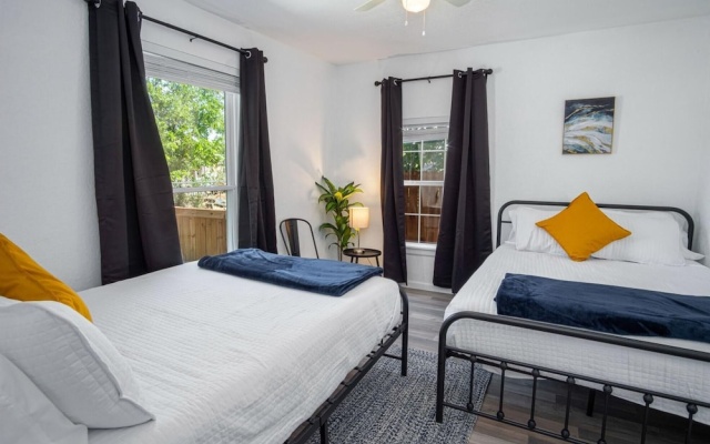 photo 4 of Charming 4br/2ba Only 5 Mins Downtown & Riverwalk