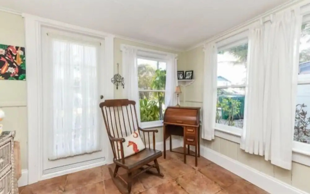 photo 5 of 110 31st St 2 Bedroom Cottage by RedAwning